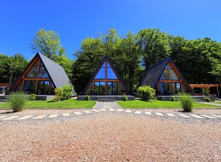 Cazări A-frame – cele trei cabane Marisa din Vadu Crișului